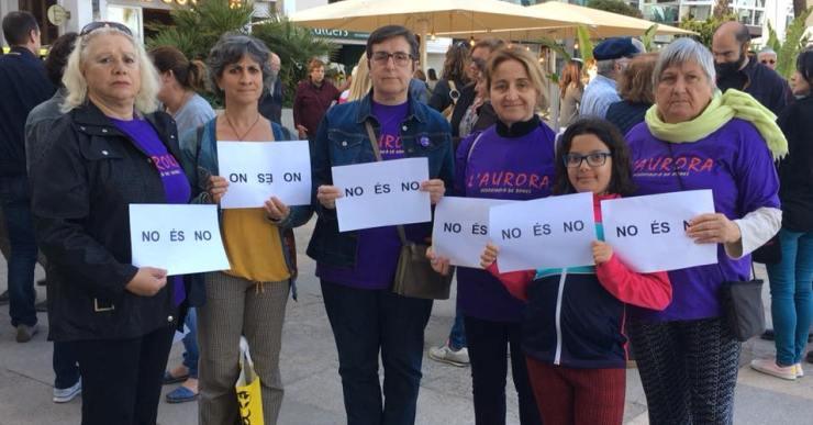 L’Aurora concentra un centenar de persones contra la sentència de La Manada