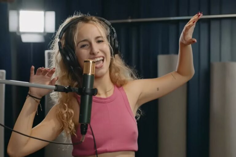 Laura Gibert enregistrant la cançó per a La Marató