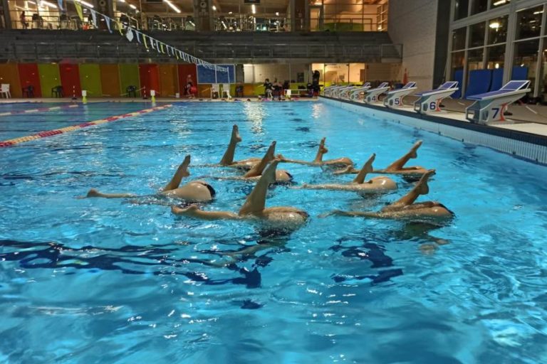 les nedadores del CN Lloret en un entrenament