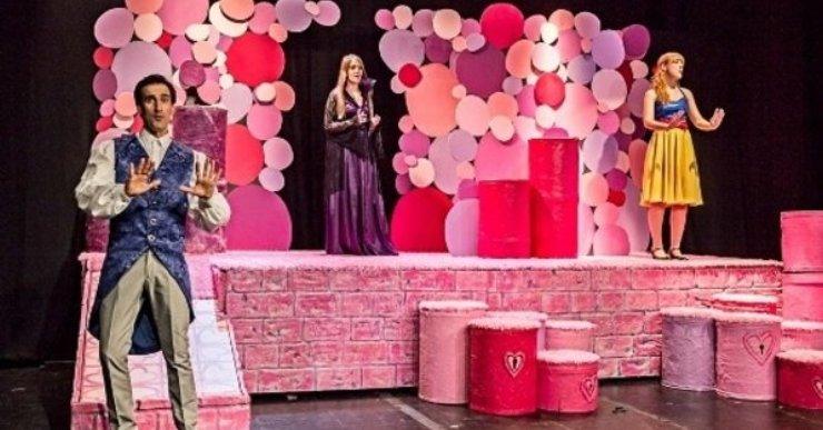 ‘Les princeses també es tiren pets’ és la proposta familiar per aquest diumenge al teatre