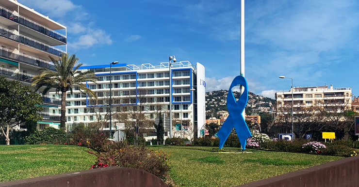 El llaç de la rotonda de l’Avinguda Vila de Blanes és de color blau, en suport als afectats per la síndrome d’Asperger