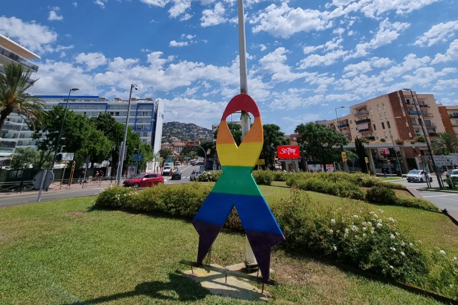 El llaç, pintat amb els colors de la bandera LGTBI
