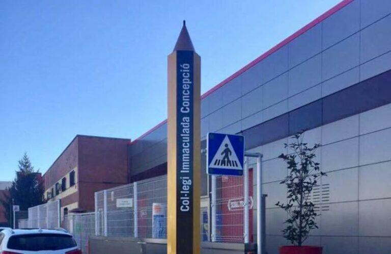 El nou curs s’estrena amb un llapis gegant a les portes de cada escola