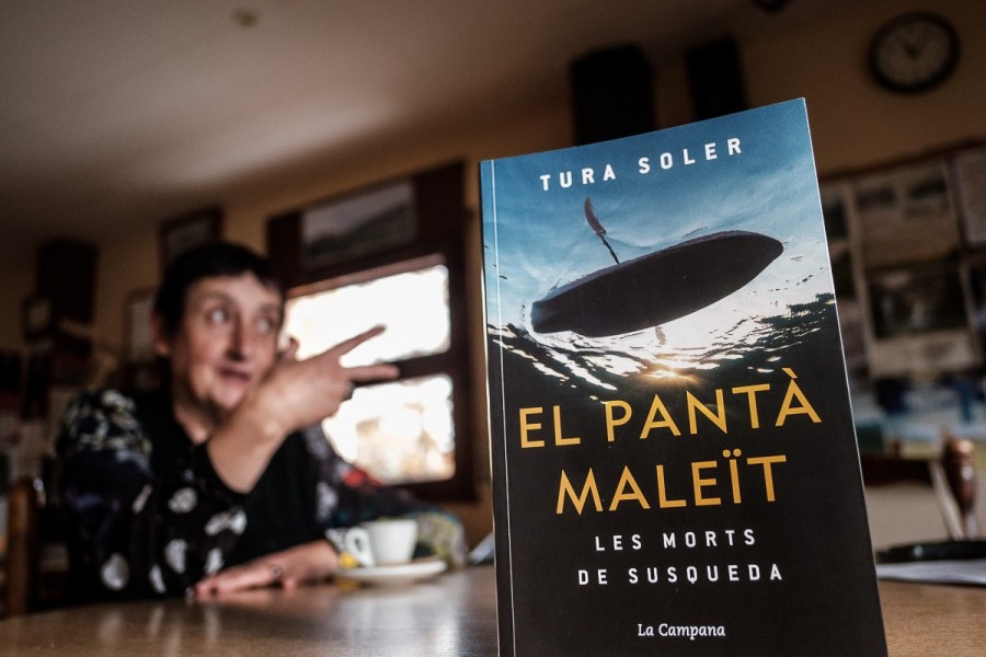 L'autora amb el llibre 'El pantà maleït'.