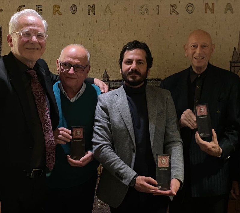 Isidor Llorca amb el premi Xavier Cugat (Festival de Cinema de Girona)