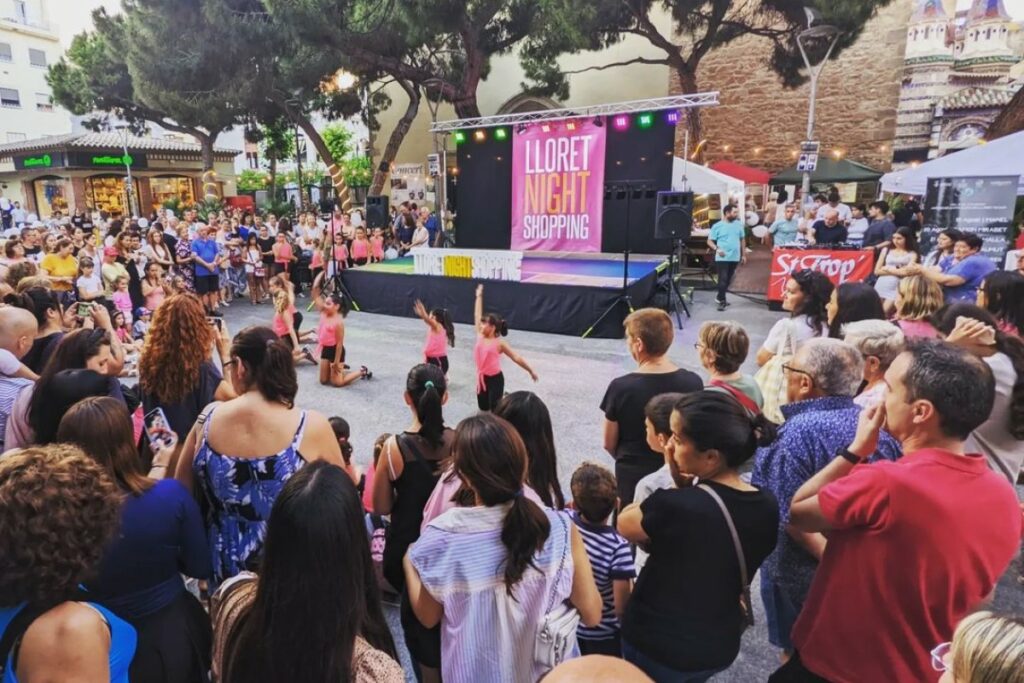 Un espectacle en una edició anterior de la Lloret Night Shopping (Promoció Econòmica)