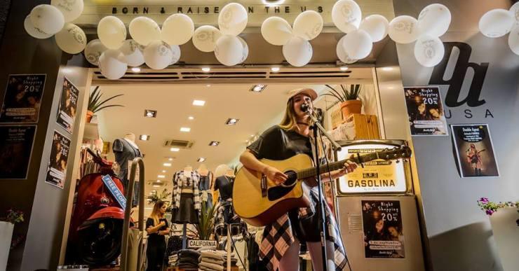 La Night Shopping vol potenciar els aparadors vivents en els comerços