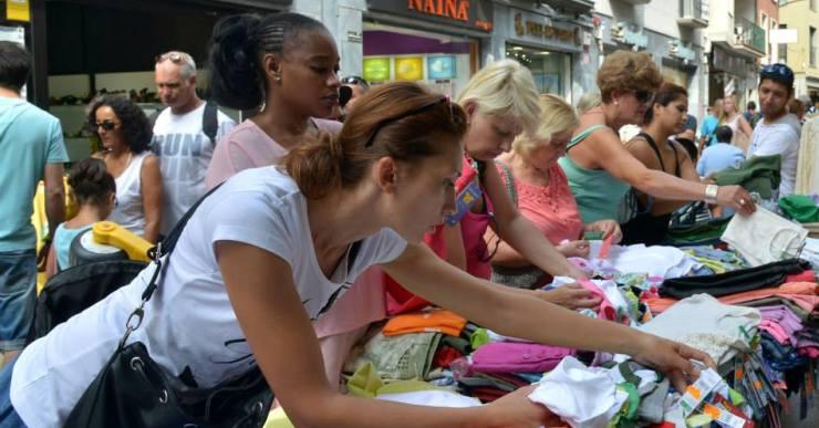 Públic local, de proximitat i estranger, aquest diumenge a la Lloret Street Shopping