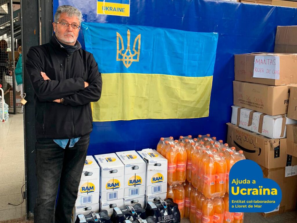 Donació de llet i refrescos de La Lloretense Jove al pavelló d'esports.