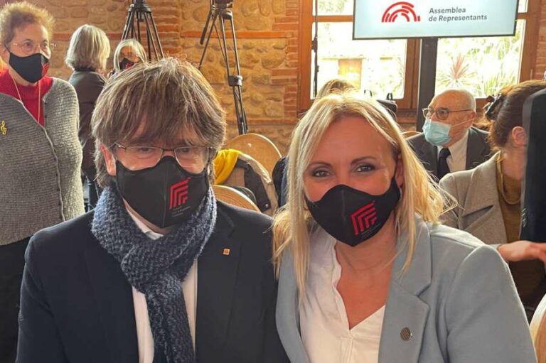 Carles Puigdemont i Lluïsa Baltrons, en el ple constituent de l'Assemblea de Representants.