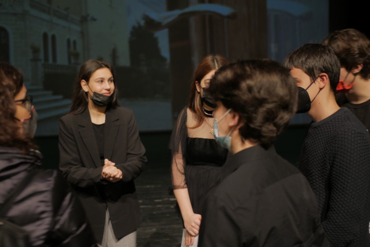 Un grup d'alumnes xerrant, entre els quals Lúa Romero (Immaculada Concepció)