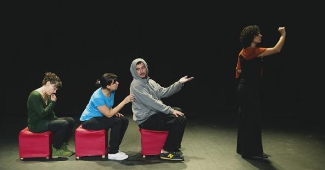 300 alumnes veuran una obra en contra de la violència de gènere