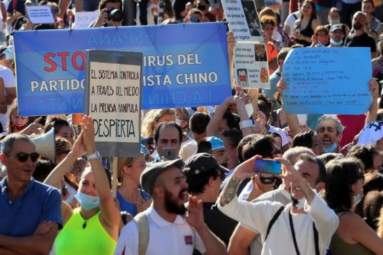Manifestació negacionista (El Periódico).
