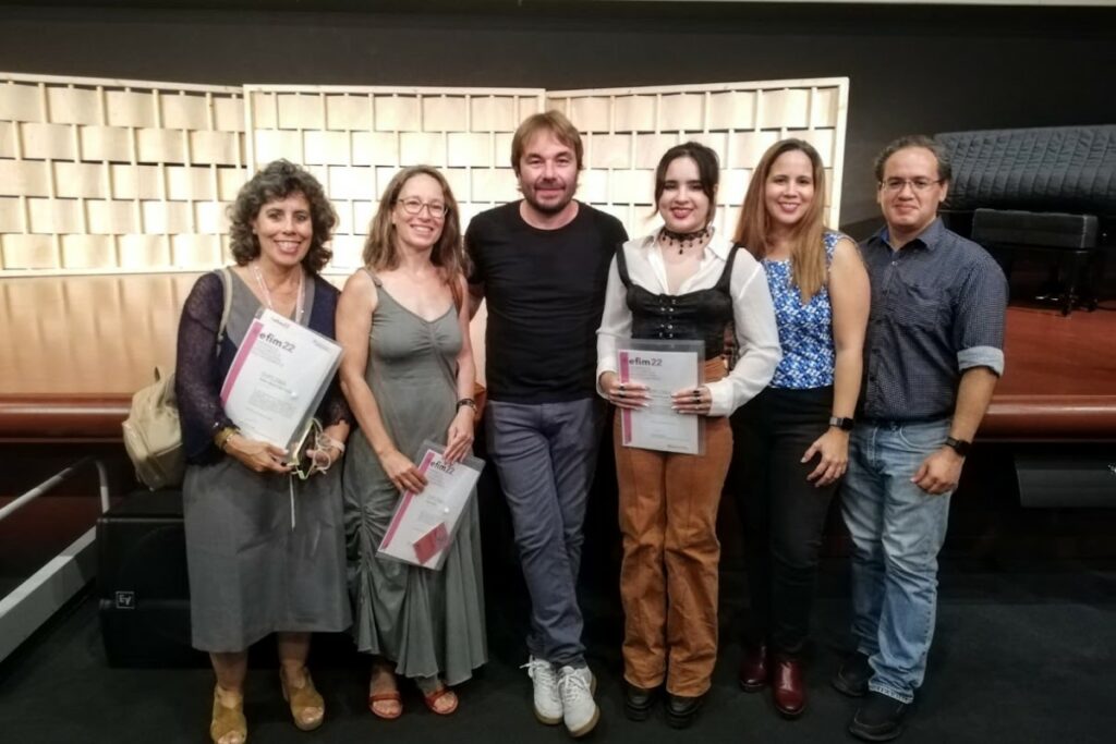La Marialek, amb en Quim Masferrer i professors, a l'entrega del premi (Institut Coll i Rodés)