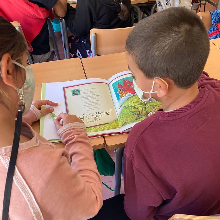 Uns alumnes fent classe amb mascareta (Escola Esteve Carles)