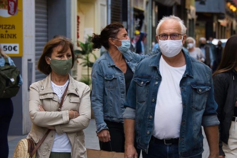 Unes persones passejant amb la mascareta posada