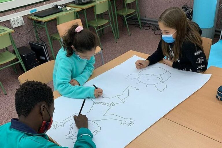 Alumnes fent classe amb mascareta (Escola Pompeu Fabra)