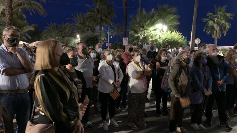 Més de 100 persones es concentren per protestar la detenció de Carles Puigdemont