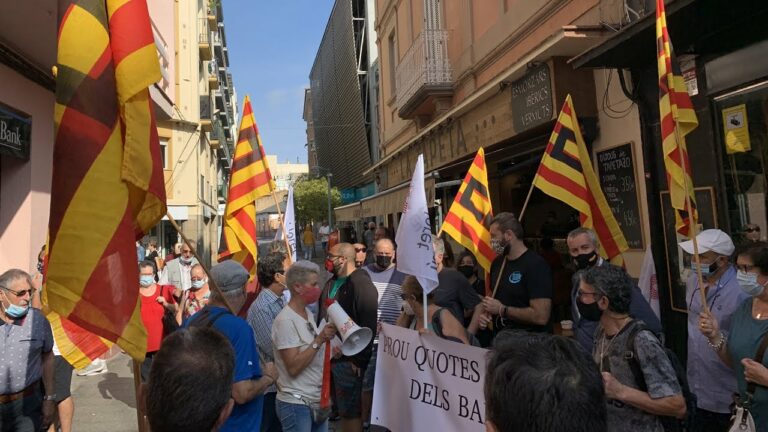 Protesta a Lloret de Mar contra els cobraments i les cues als bancs