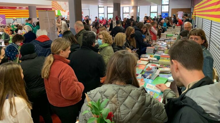 Lloret de Mar celebra amb ganes la diada de Sant Jordi, tot i el mal temps