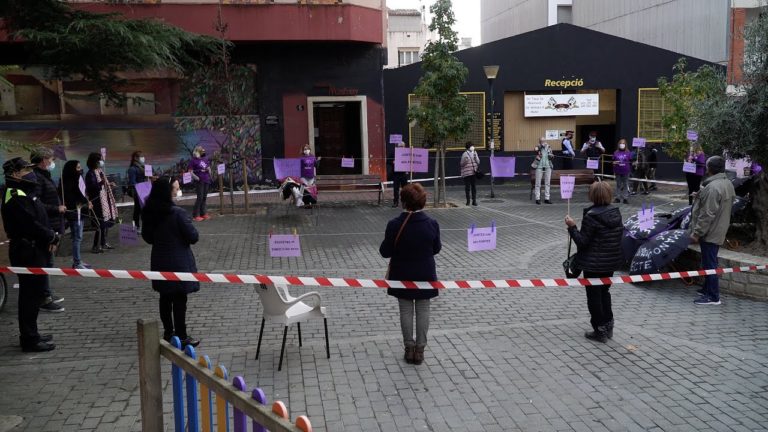 L’Aurora celebra el Dia Internacional contra la violència envers les dones amb una cadena feminista