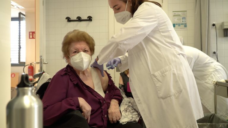 Comença la vacunació a persones grans amb dependència a Lloret de Mar