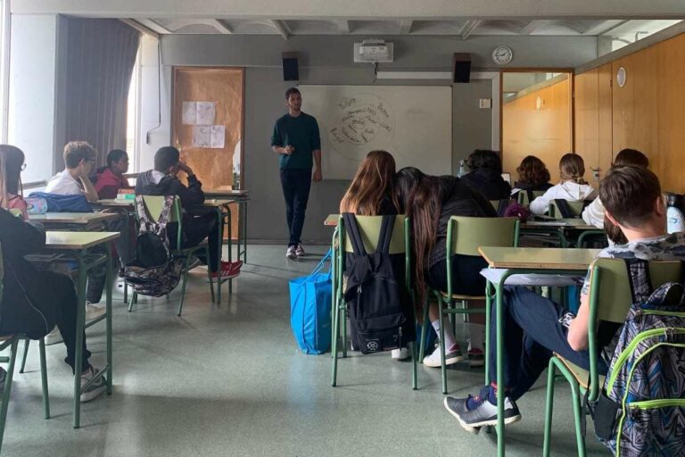 Isaac lloveras, en una de les xerrades en un institut de Lloret.