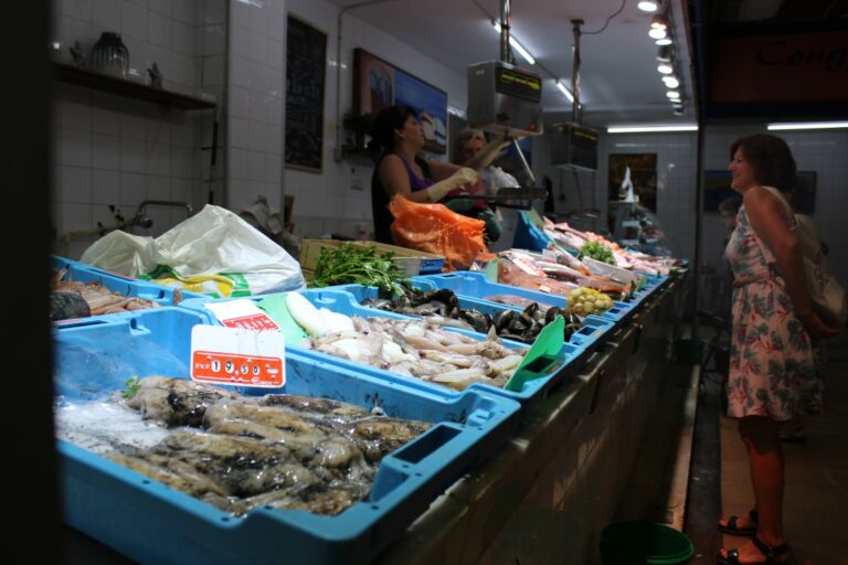 Una de les parades de peix del mercat municipal