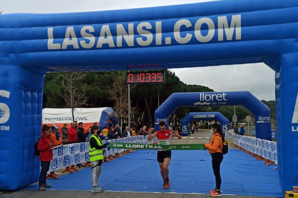 Arnau Montaner travessant la meta dels 14km