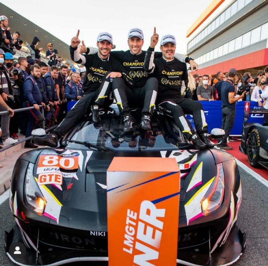 Miguel Molina amb el seu equip, campions.