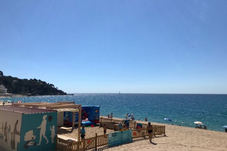 El miniclub, de la platja gran (Lloret Turisme).