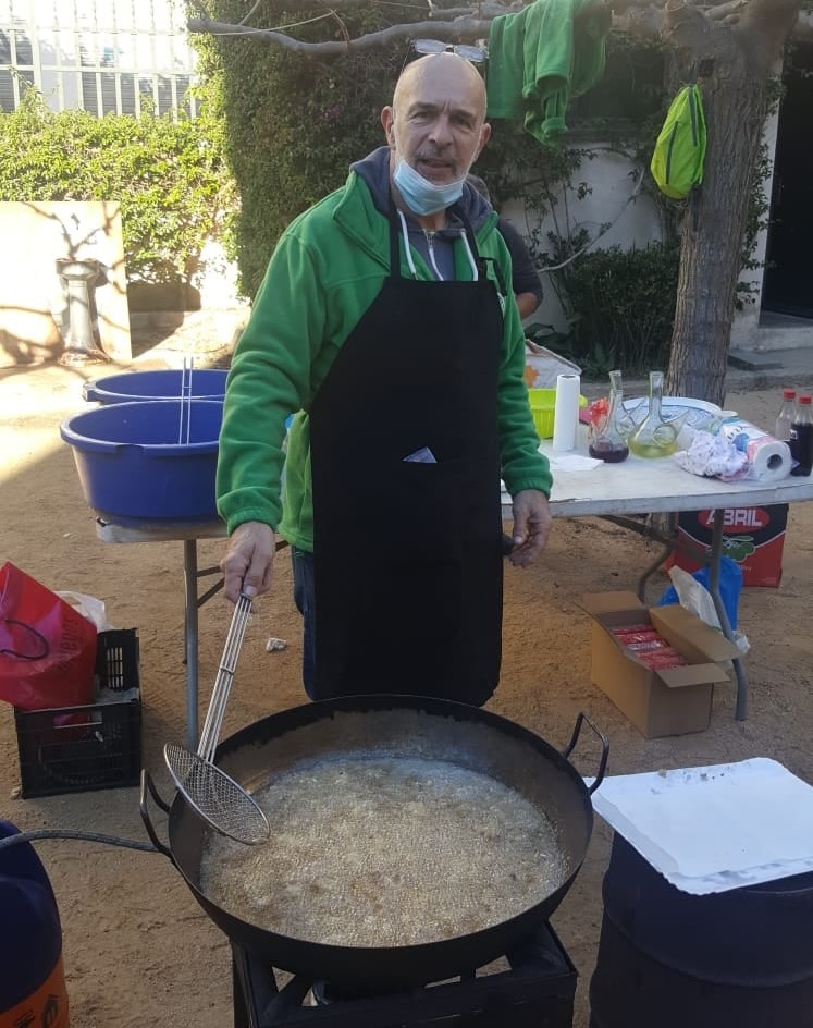 Miquel Joancomartí, fent bunyols a la Fira dels Sants Metges