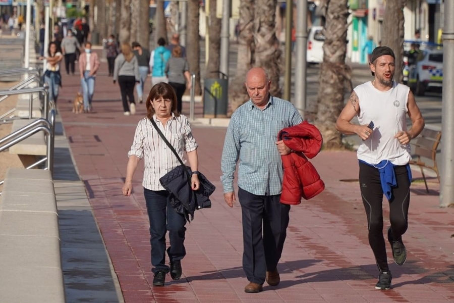 Persones passejant i corrent pel passeig en el desconfinament