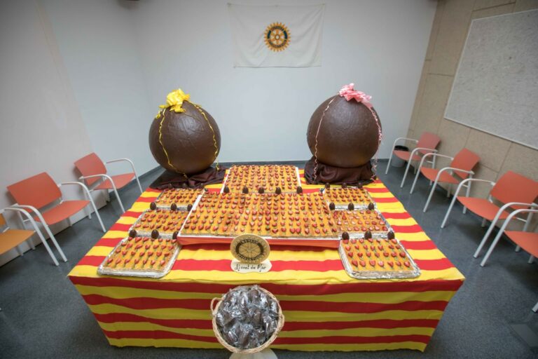 Una de les mones que ha entregat el Rotary Club (Casal Municipal de la Gent Gran)