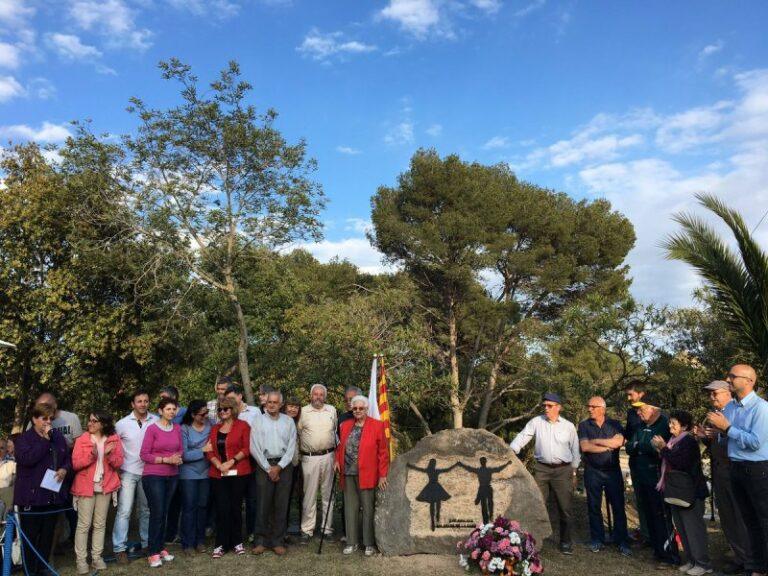Un monòlit a Santa Cristina recorda que l’Aplec de la Sardana ha celebrat 50 edicions