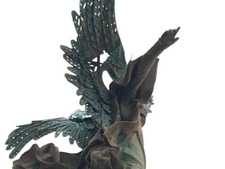 Crida veïnal per salvar el monument de l’Àngel, cada cop més degradat