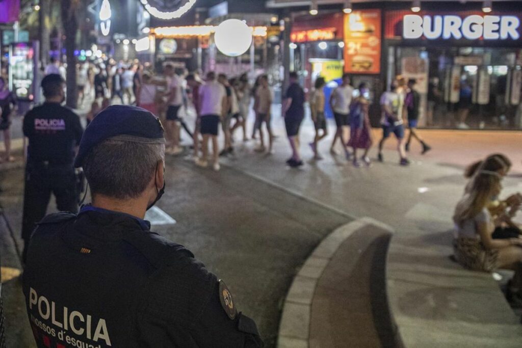 Els Mossos, de nit, vigilant 'la riera'
