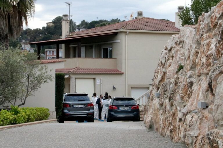 La comitiva, a la casa de Los Pinares on han trobat els cadàvers.
