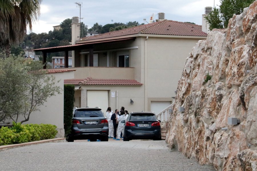 La comitiva, a la casa de Los Pinares on han trobat els cadàvers.