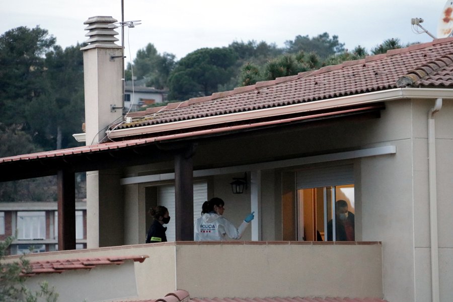 Els Mossos, a la terrassa de la casa, on ha tingut lloc el crim masclista.