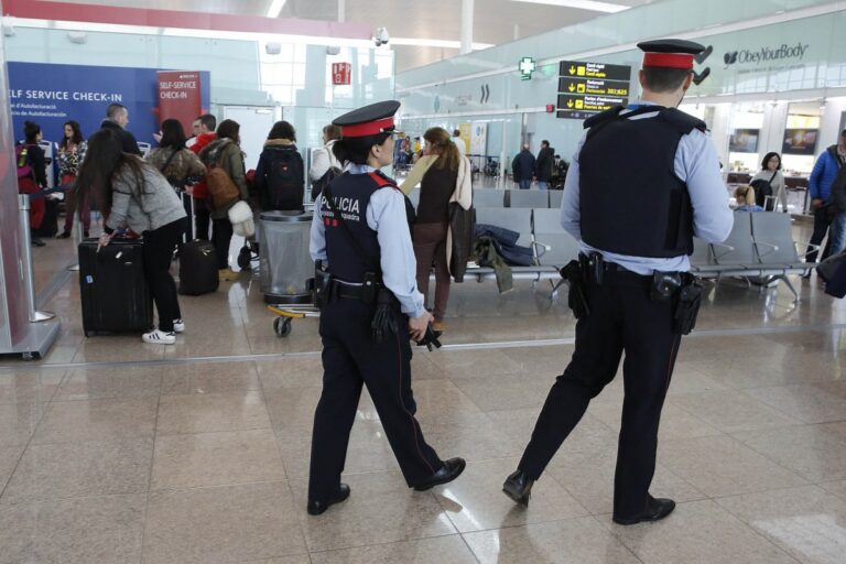 Mossos d'Esquadra a l'aeroport d'El Prat (Joan Puig)