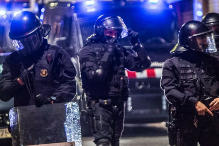 Mossos antiavalots (Crític)