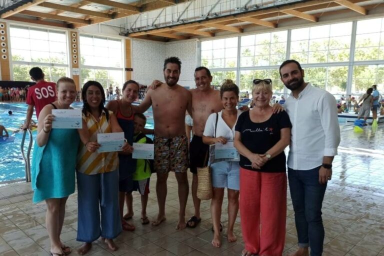 Els regidors i el director de la piscina, al Mulla't.