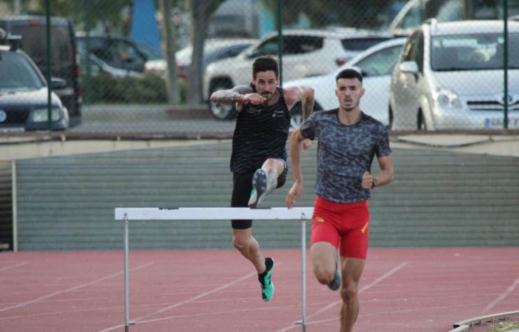 Àngel Mullera es retira de la cursa dels 3.000 metres obstacles disputada aquest dijous a Sagunt