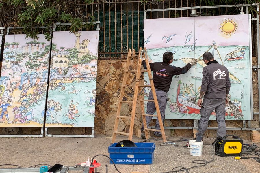 Instal·lació del mural al passeig de Sa Caleta.