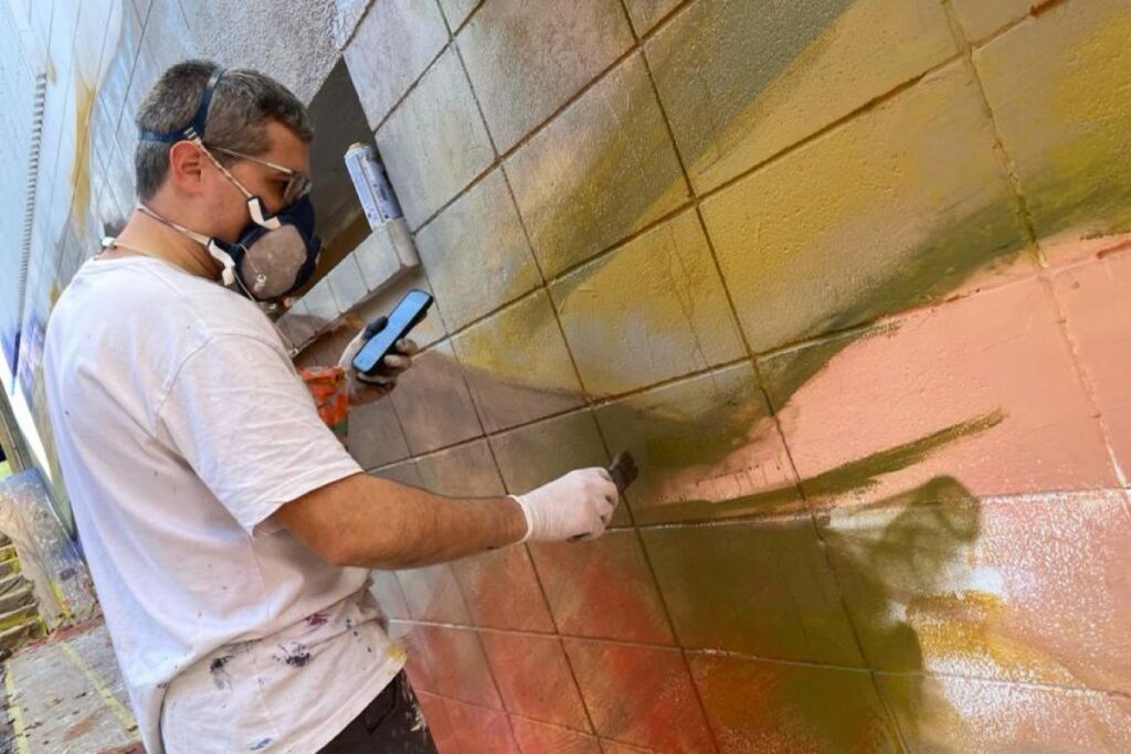 Odie pintant el mural del Mercat Municipal de Blanes
