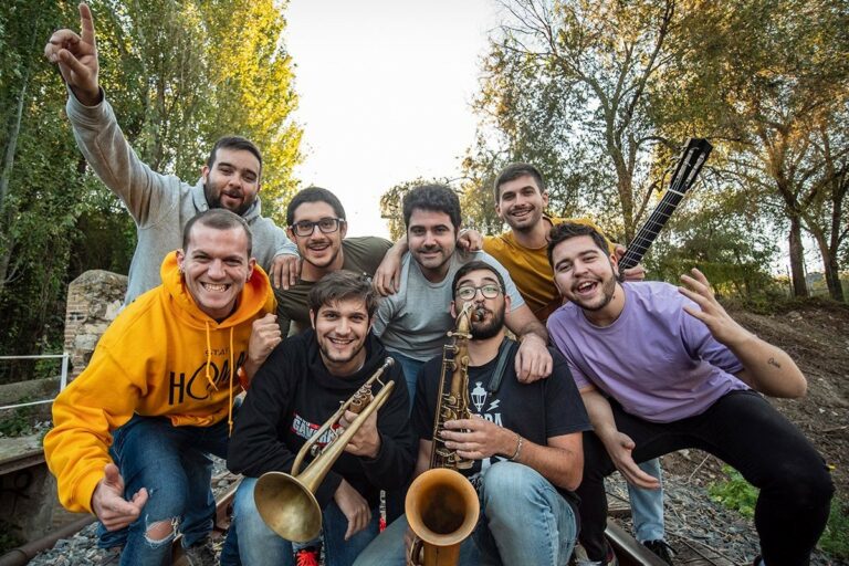 Músics de Carrer, tribut a Txarango