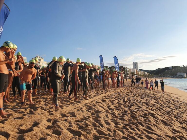 Els nedadors, preparats per sortir (Club Lloret Aigües Obertes)