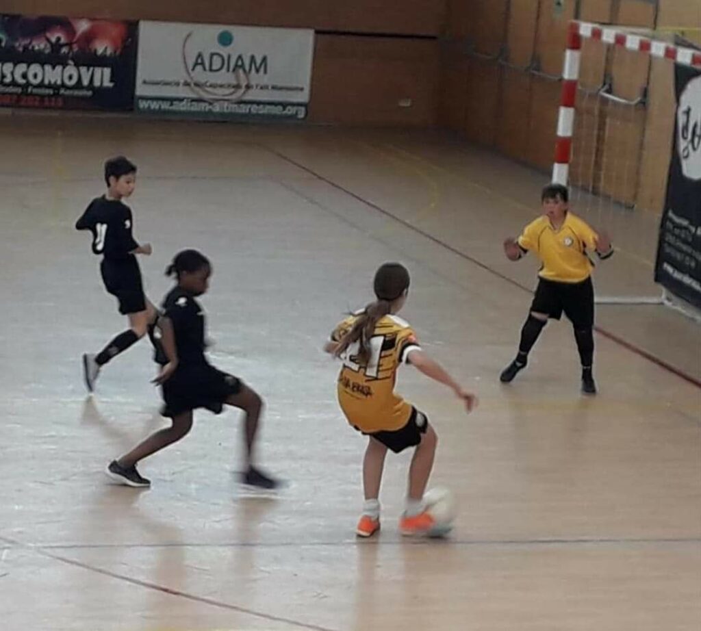 Nenes, jugant a futbol sala.