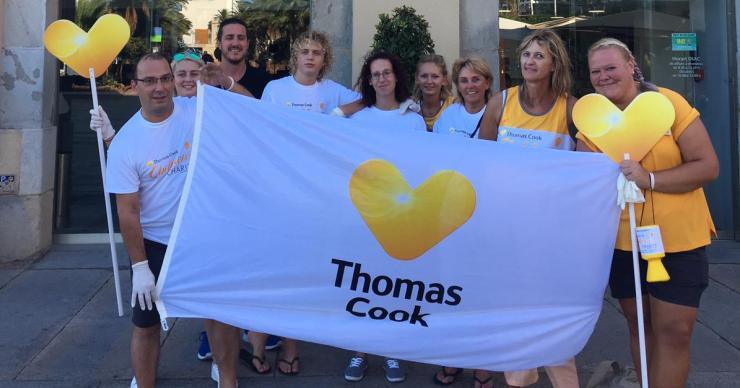 La Fundació Thomas Cook recull 2.500 burilles de tabac a la platja de Lloret
